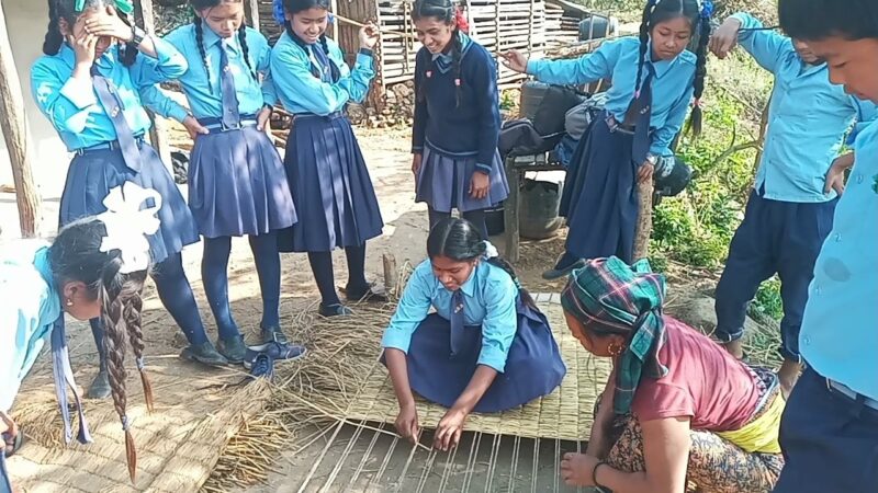 विद्यार्थीलाई परम्परागत सीप सिकाउँदै विद्यालय